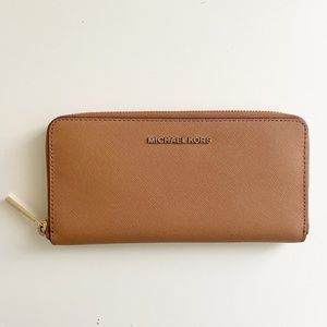 Michael Kors Zip Wallet Like New
